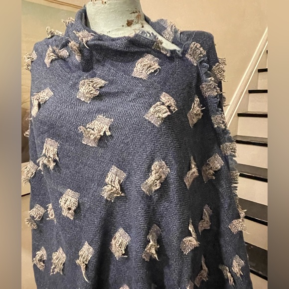 Beautiful Blue and grey cotton wool blend reversible Shawl/poncho - Picture 4 of 5